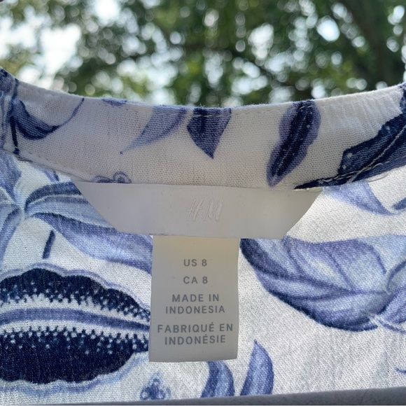 H&M Blue & White Floral Print Rayon Top w/ Cuffed Sleeves & Notched Neck size 8 - Picture 11 of 12